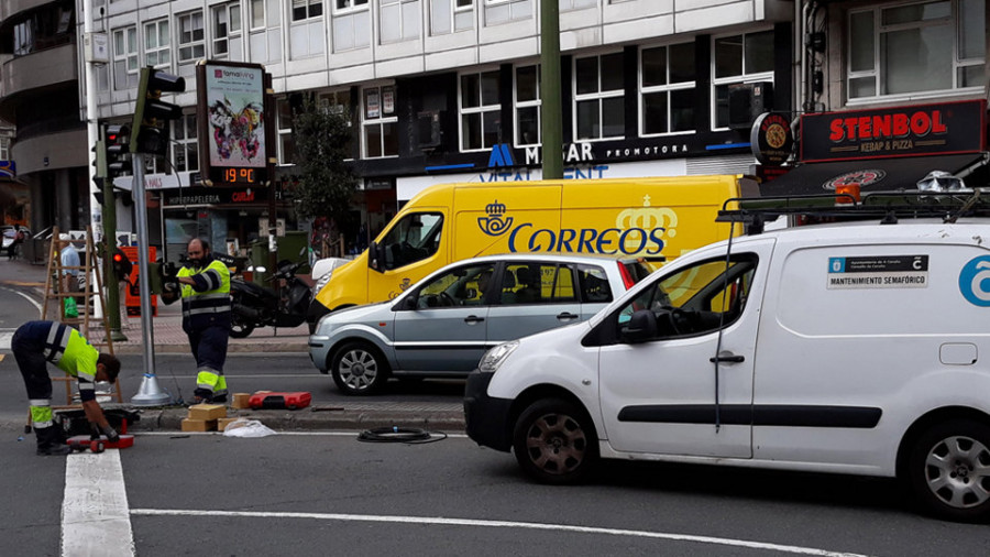 El tráfico de la plaza  de Pontevedra resultó afectado por tres averías en diez horas