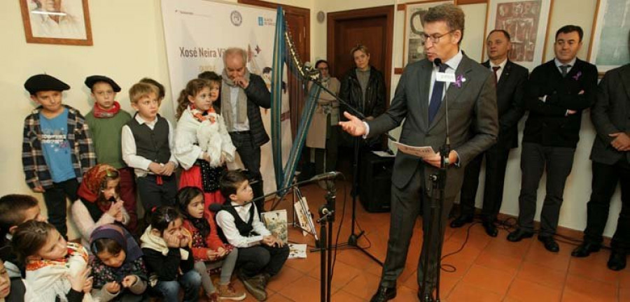 Feijóo anima a los niños a que lean en la presentación de un libro de Neira Vilas