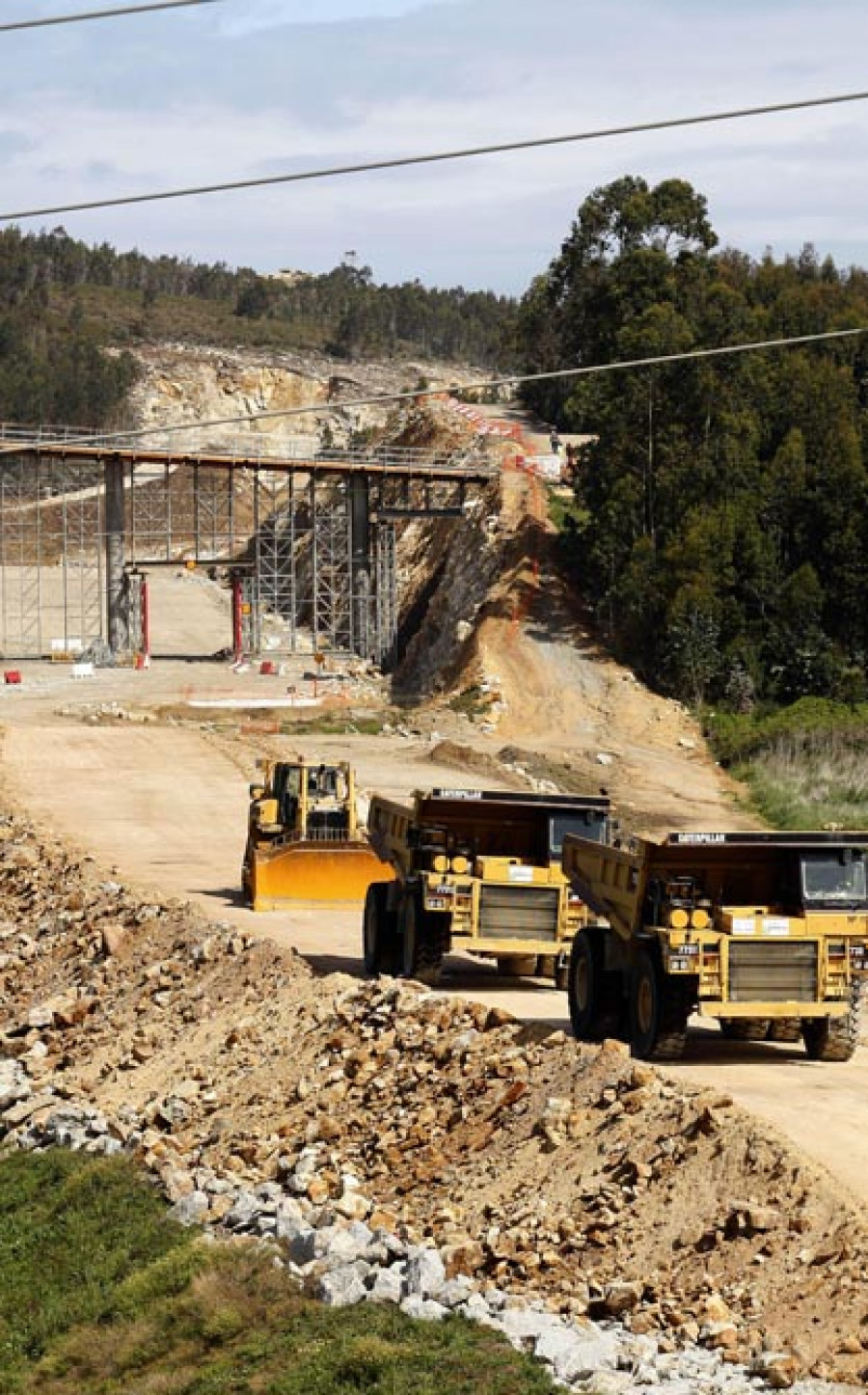 El Seprona denuncia un vertido al río de Suevos desde las obras  del acceso al Puerto Exterior