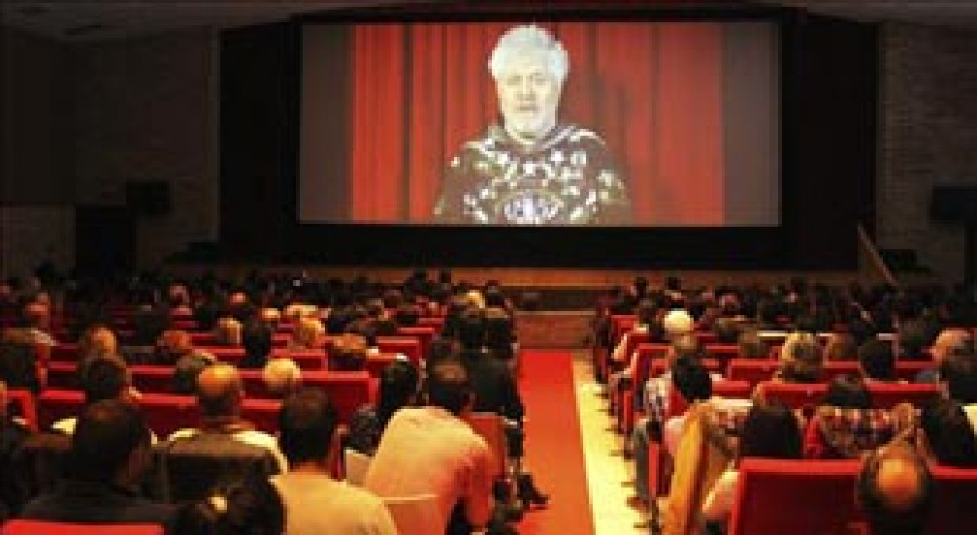 El pueblo de Pedro Almodóvar acoge con devoción el estreno de su película