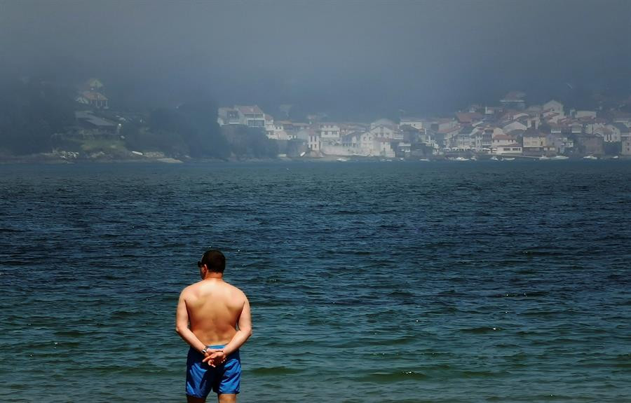 Hacen limpiar la playa de Carnota a 38 erasmus que hicieron botellón