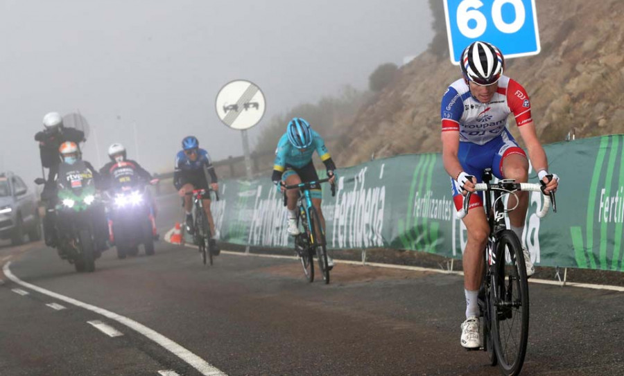 Roglic resiste con apuros            el último ataque de Carapaz