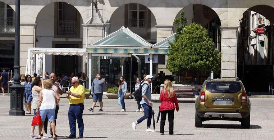 El cierre de la Ciudad Vieja obliga a los coches a atravesar la plaza de María Pita