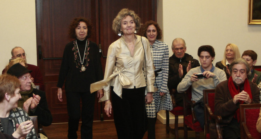 Marina Mayoral defende no seu ingreso na RAG que “toda Rosalía está nos seus versos publicados”