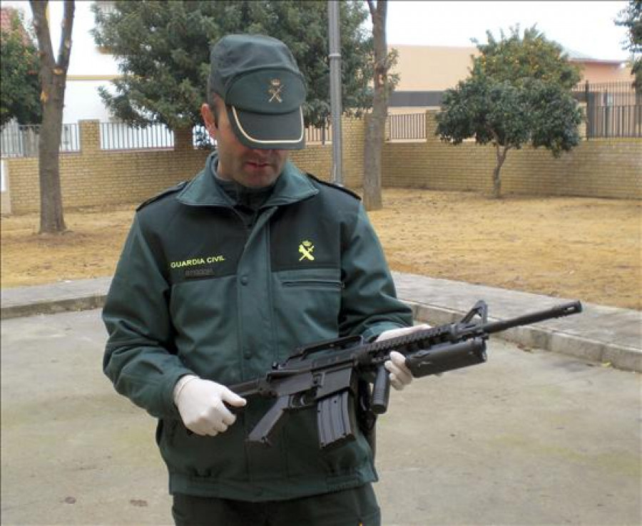 Apuñala a un mensajero y se parapeta en su casa con un subfusil simulado