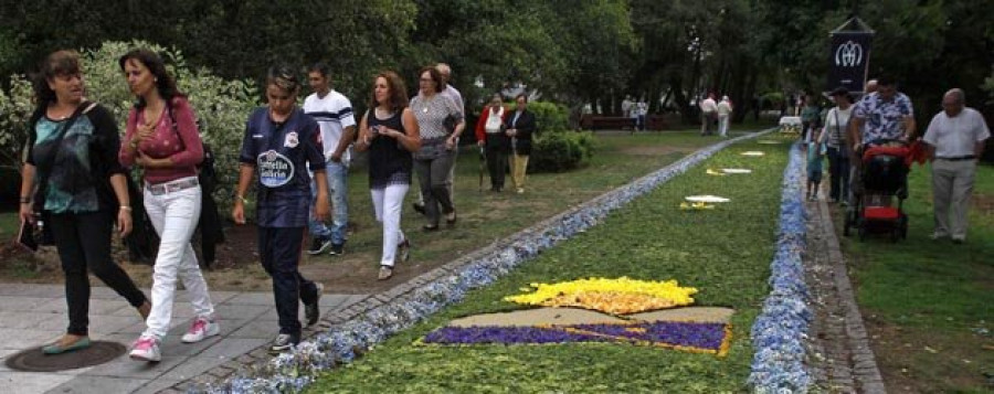 Las alfombras florales vuelven a vestir de color las celebraciones de Arteixo