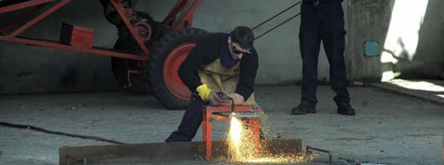 Los aspirantes a bomberos celebran las pruebas prácticas para ingresar en el cuerpo