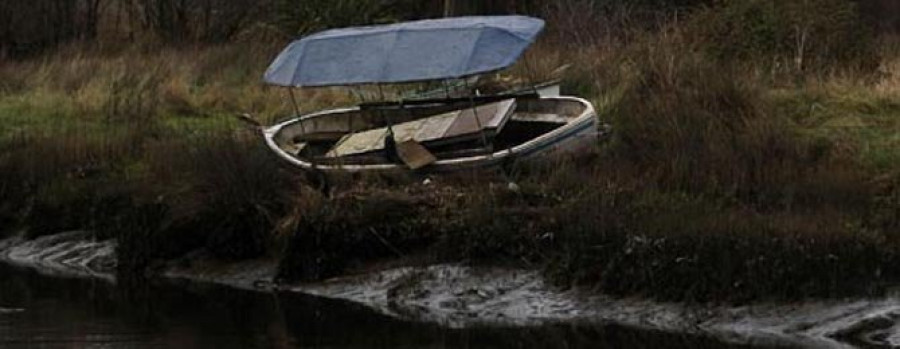 Crece el malestar  en Betanzos por la aumento de barcas abandonadas