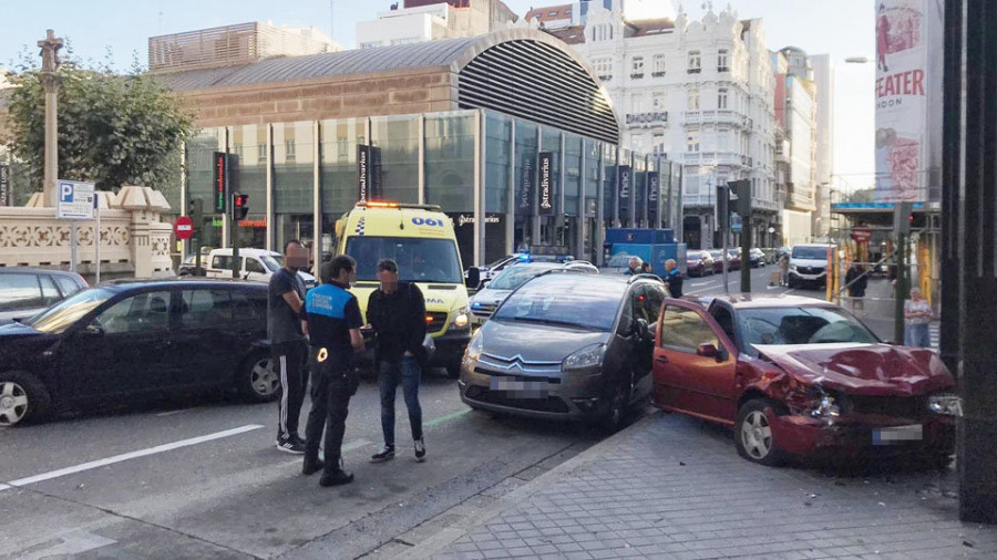 Una viandante  de 54 años resulta herida grave en un aparatoso accidente en la plaza de Lugo