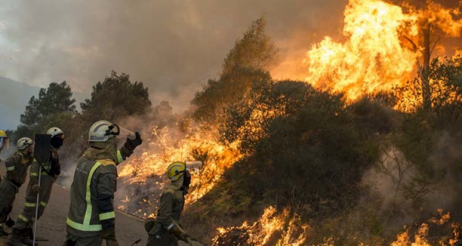 Extinguen uno de los incendios de Monterrei, mientras que 
el otro permanece controlado