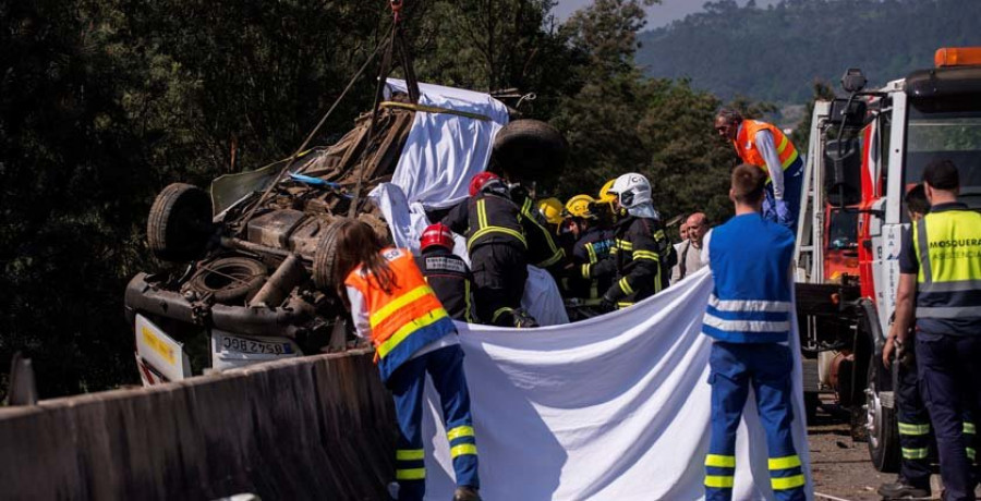 Fallece un conductor en un choque entre dos furgonetas en Ribadavia