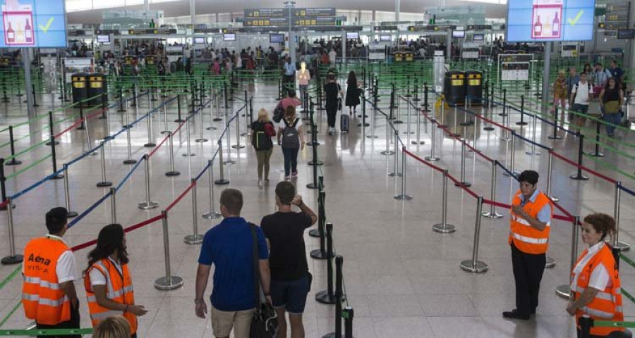 UGT suspende la huelga de seguridad en el aeropuerto de Santiago hasta octubre
