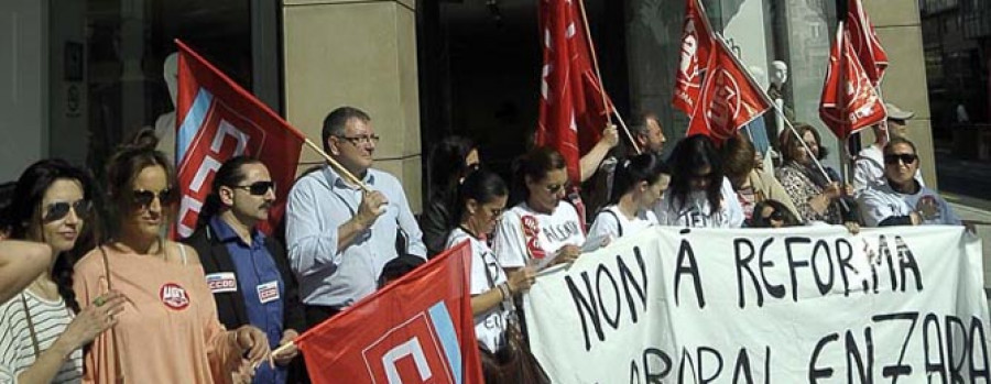 Un grupo de trabajadores  de Inditex protesta contra la reducción de jornada laboral