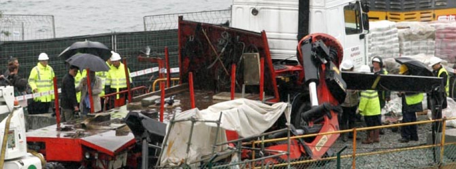 Herido grave en O Parrote un obrero tras caerle encima parte de una grúa