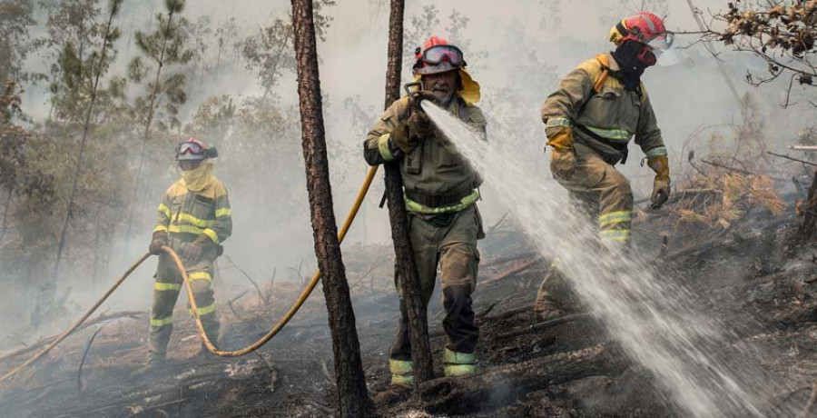 Medios terrestres y aéreos intentan controlar el incendio en Viana do Bolo