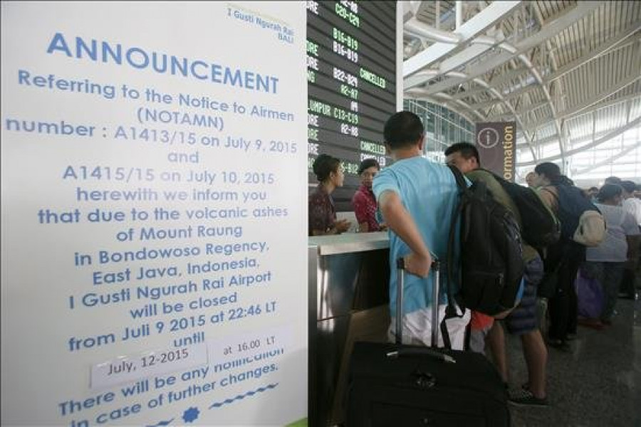 Vuelven a cerrar el aeropuerto de Bali en Indonesia por el humo de volcán