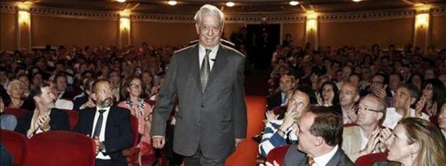 Vargas Llosa dice que "el peligro mayor" para la democracia "es el desencanto político"