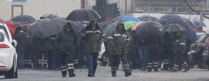 La plantilla de Navantia Ferrol bloquea el acceso al edificio de la dirección