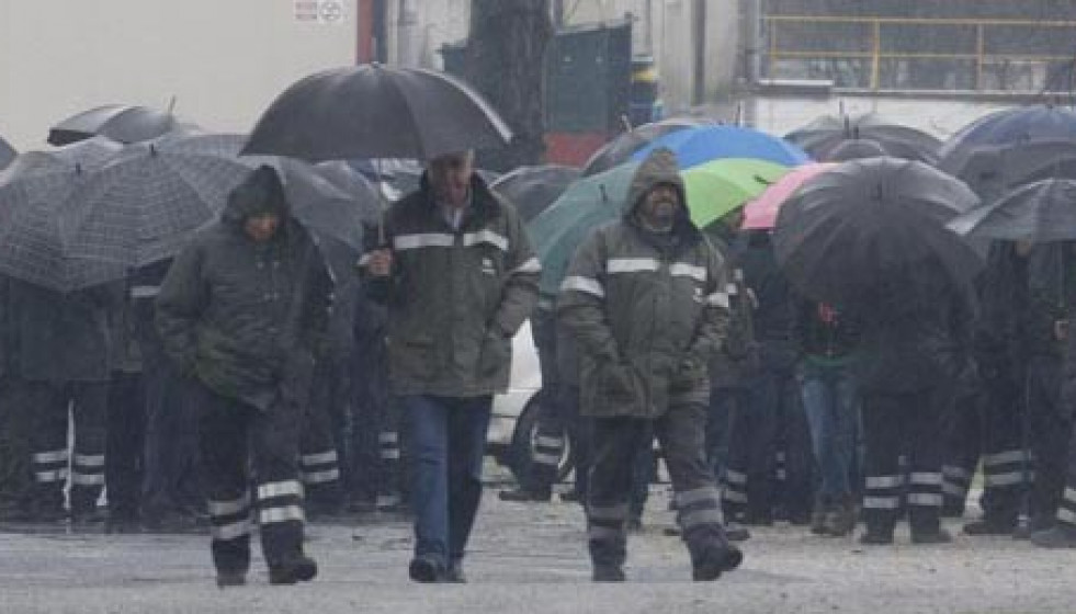 La plantilla de Navantia Ferrol bloquea el acceso al edificio de la dirección