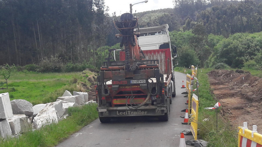 Arteixo comienza los trabajos de ampliación de la carretera que conecta Uxes con Freán