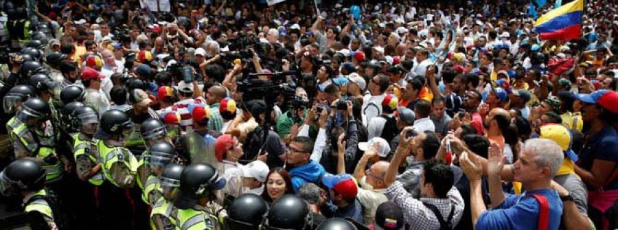 Las fuerzas venezolanas lanzan gases contra los manifestantes opositores