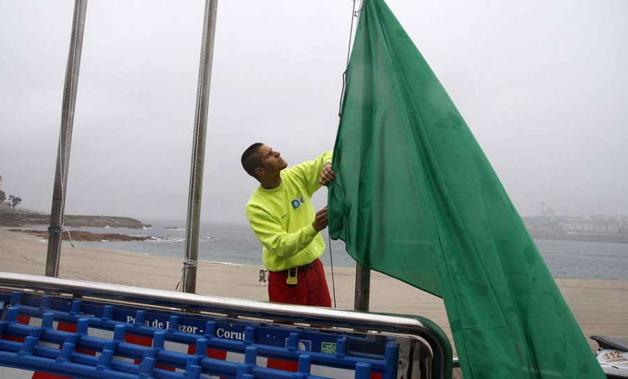 Un equipo de cincuenta socorristas trabaja ya en las playas de la ciudad