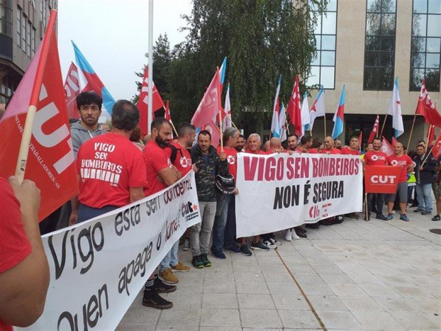 Bomberos de Vigo llevan a juicio el decreto que los "exclaviza"