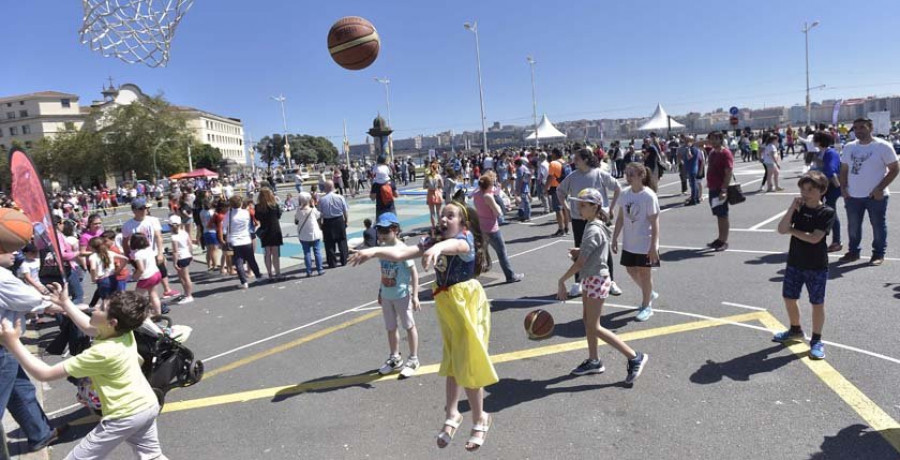 El Día del Deporte en la Calle congrega a cientos de niños en 
el entorno de Riazor
