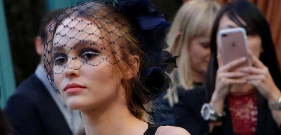 Lily Rose Depp debuta como modelo para Chanel en París