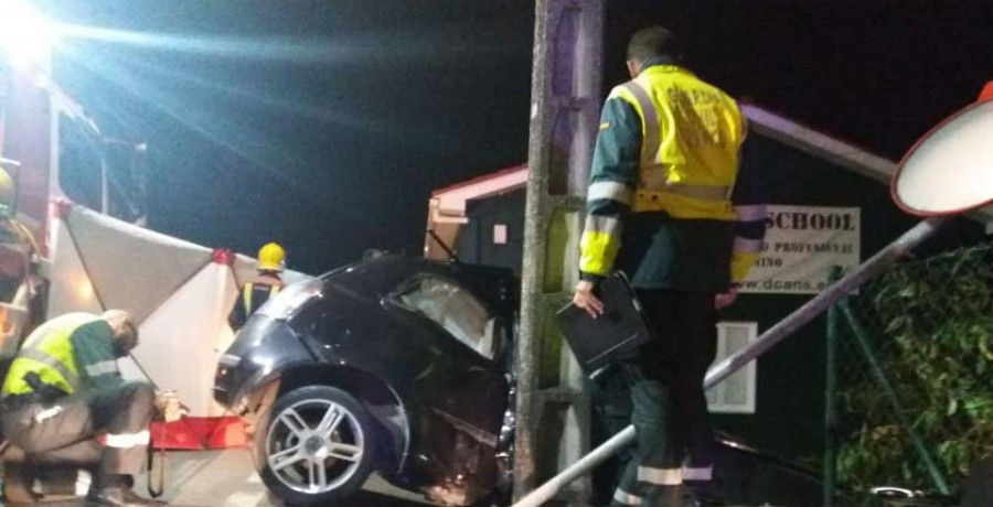 Muere un joven de 23 años al chocar el coche en el que viajaba contra un poste en la carretera entre Oleiros y Sada