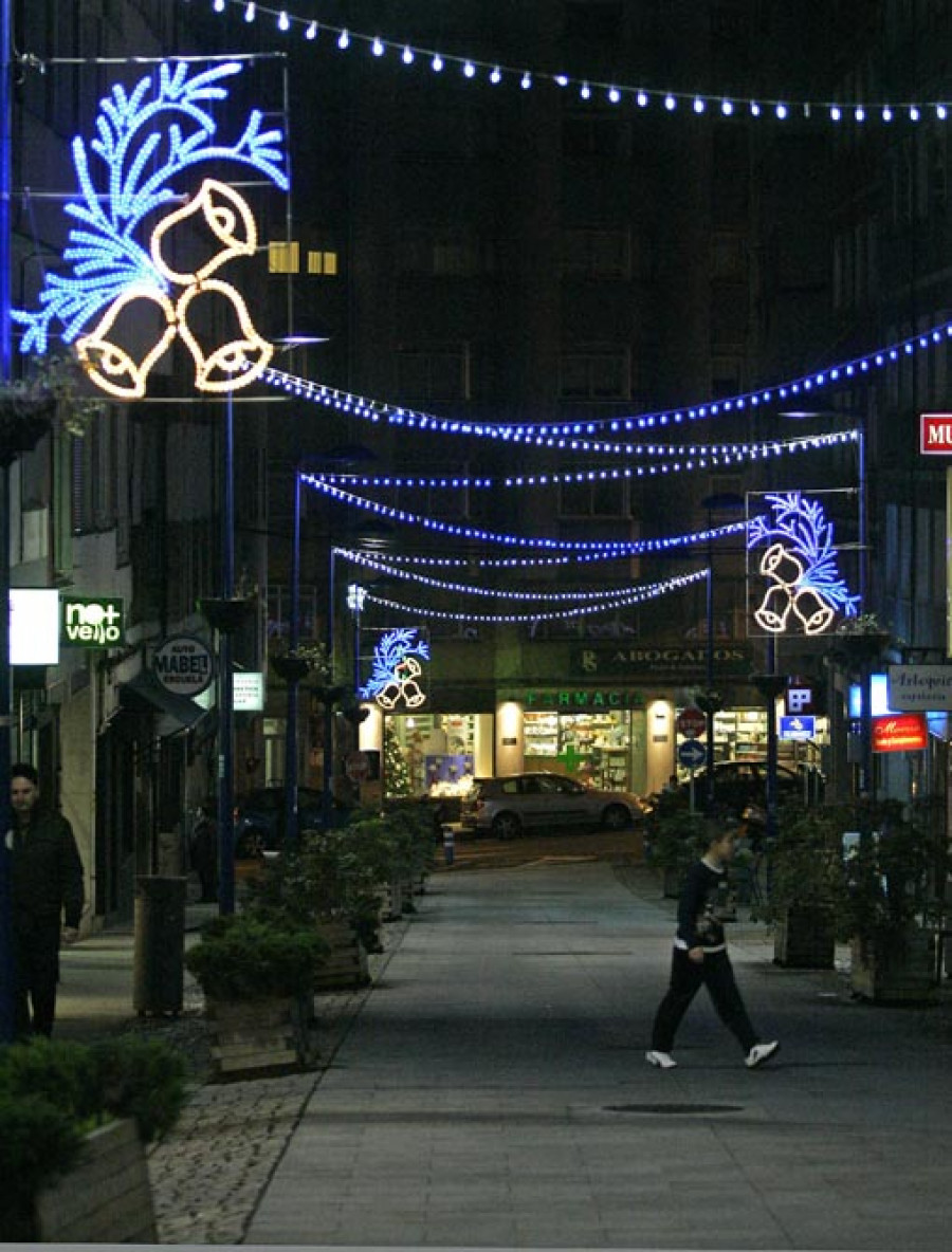 A Coruña enciende su alumbrado navideño en 24 calles y plazas de la ciudad