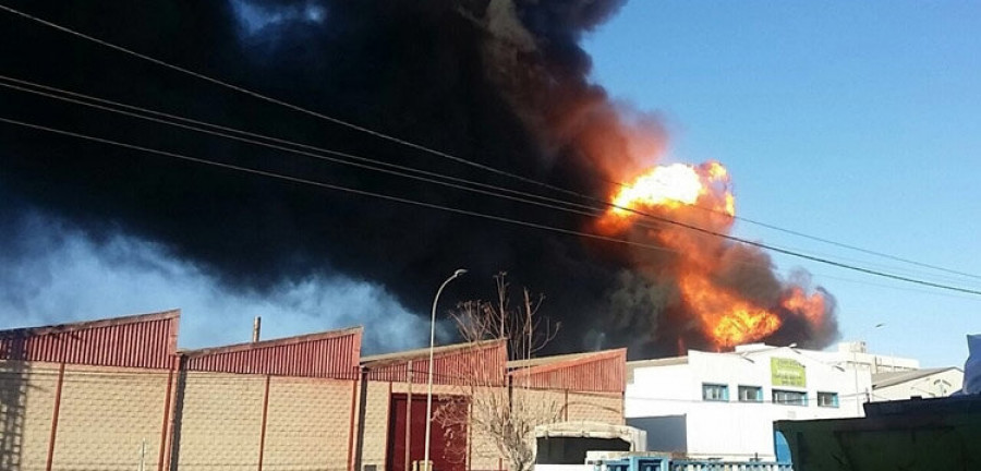Un incendio de grandes dimensiones calcina una nave de productos químicos en Paterna