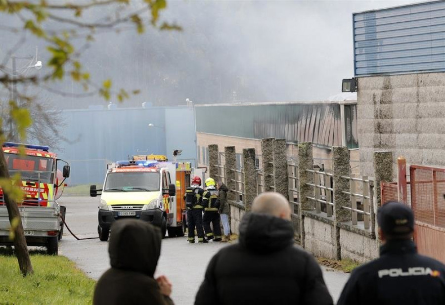 Un incendio arrasa la nave de la empresa Impex Europa en Vilagarcía