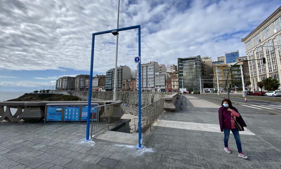 Empiezan a funcionar los arcos de control de aforo en las playas de A Coruña