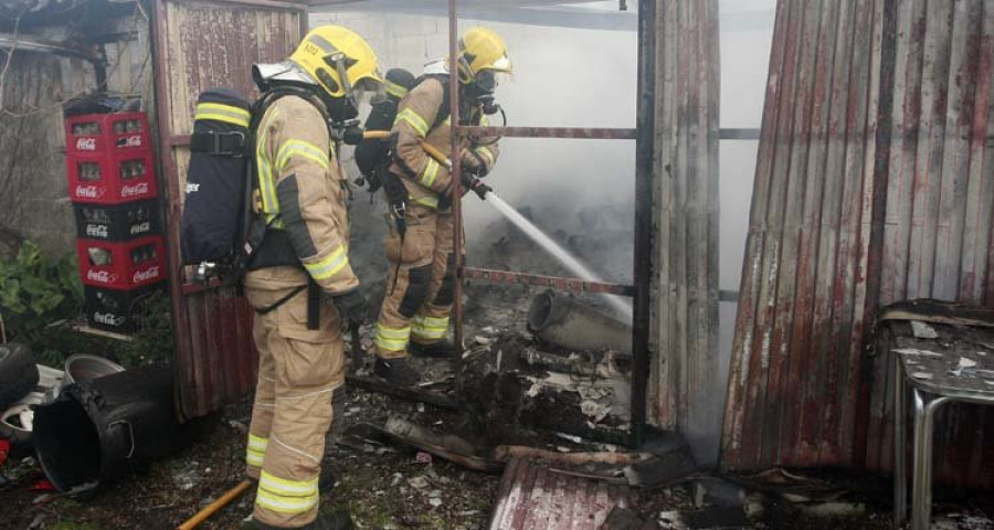 Los bomberos apagan dos fuegos que calcinaron varios vehículos