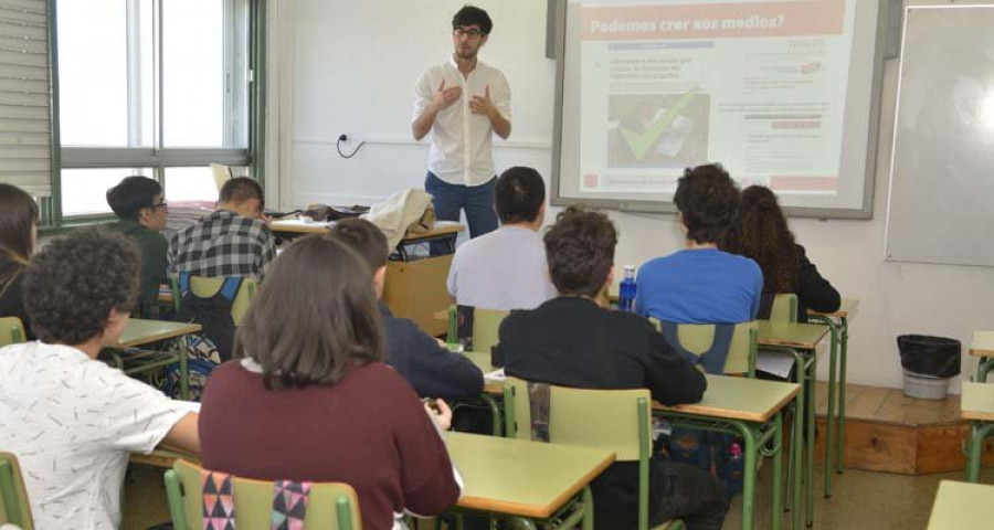 Alumnos del Instituto Monelos aprenden sobre medios de comunicación