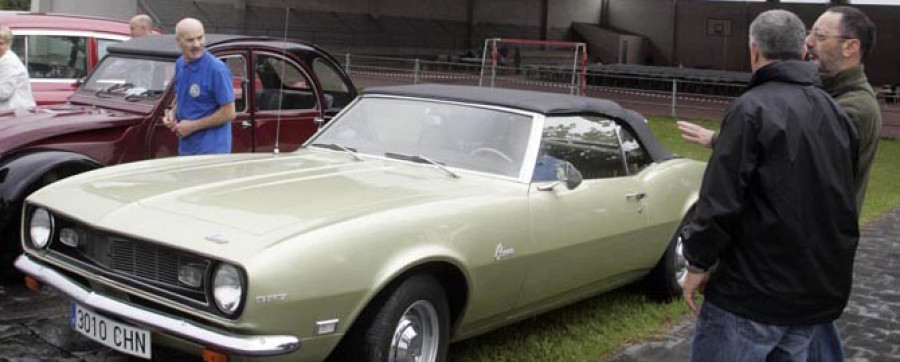 Fontelo acoge una concentración de coches antiguos en “Fillos de Ois”