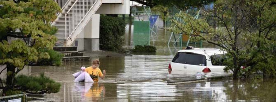 Más de 100.000 personas han sido evacuadas en Japón por las peores inundaciones en décadas