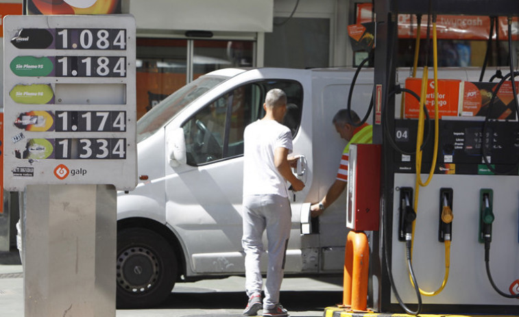 La gasolina baja un 0,6 % y el gasóleo un 1,5 % antes del Puente de Mayo