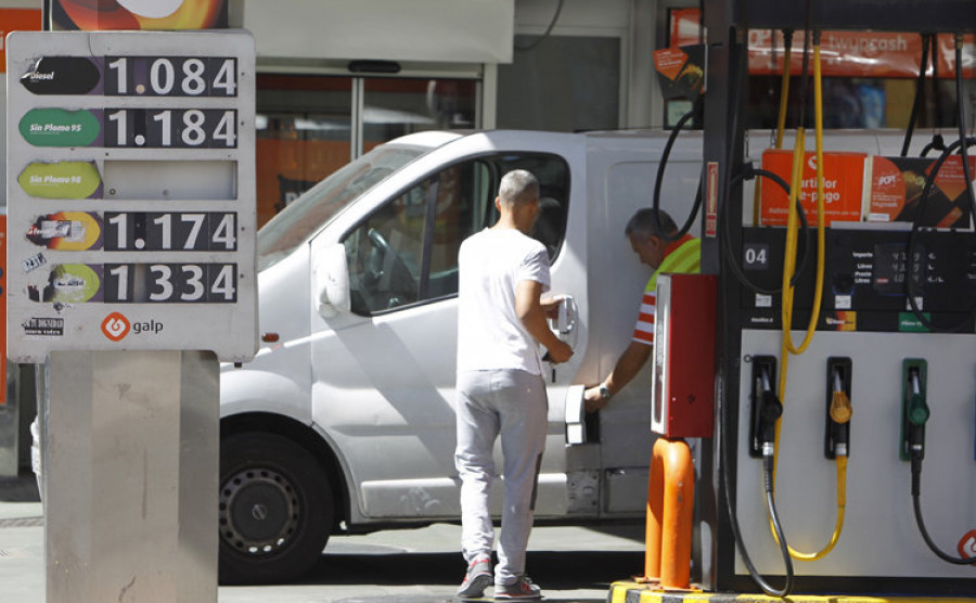 La gasolina baja un 0,6 % y el gasóleo un 1,5 % antes del Puente de Mayo