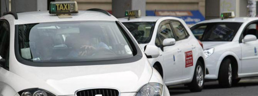 Las asociaciones de taxistas calculan que en la ciudad “sobran” unas 200 licencias