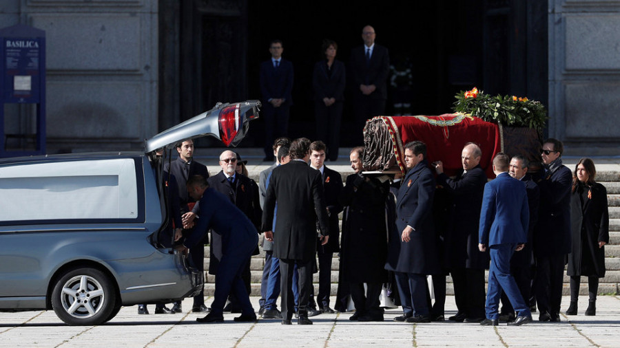 Sacan los restos de Franco del Valle de 
los Caídos 44 años después de su entierro
