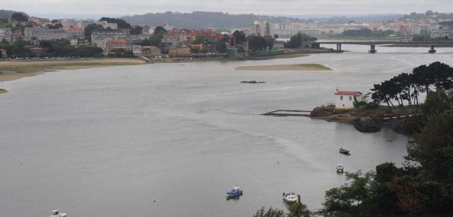 Los mariscadores miran a julio con incertidumbre por no saber si la ría abrirá para las mejores mareas