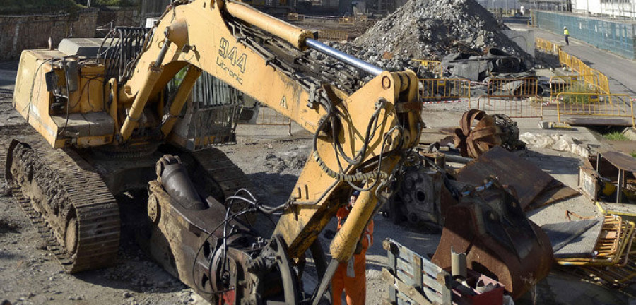 El desmantelamiento de la chimenea de Sabón se prolongará hasta 2018