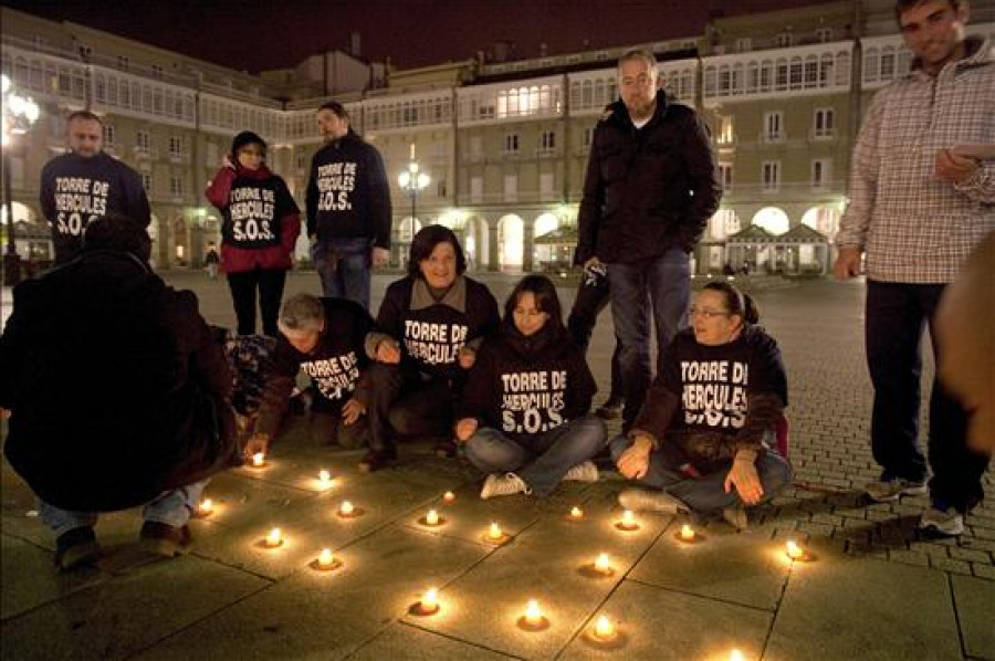 Los trabajadores de la Torre crean su propio faro de velas a modo de protesta