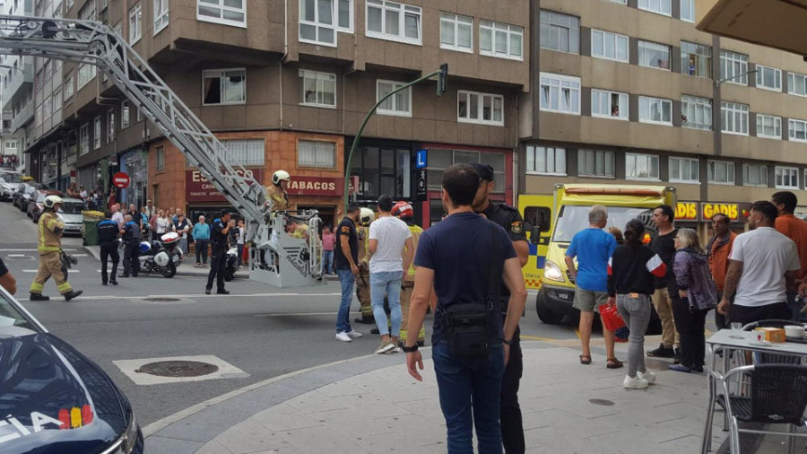 Los Bomberos rescatan a una mujer que colgaba de la ventana de un quinto piso