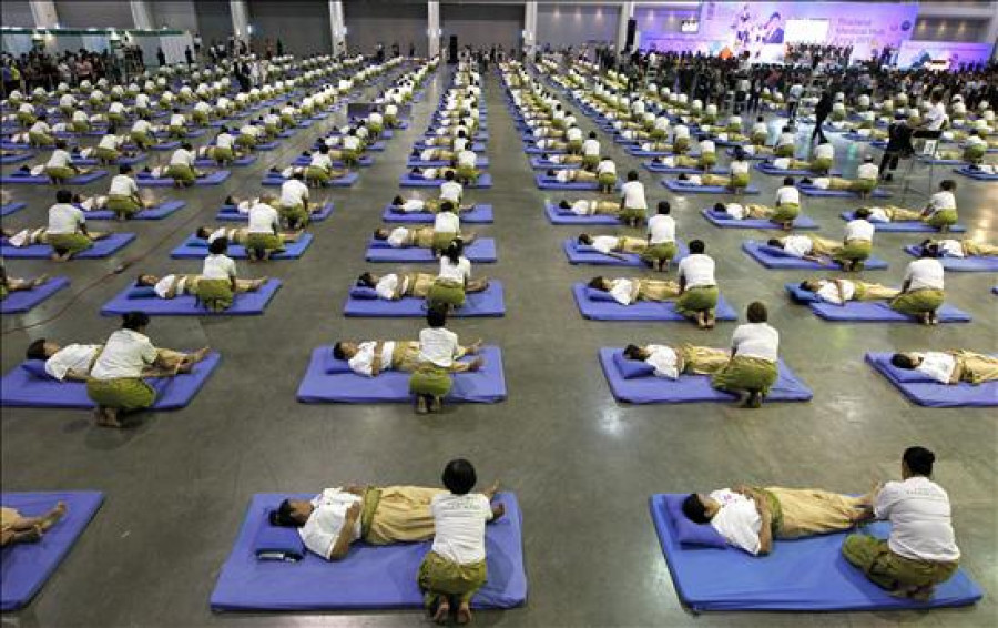 Tailandia bate el récord mundial de masaje corporal colectivo