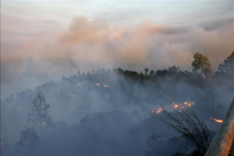 La UME despliega más de 300 militares en el incendio de Oia