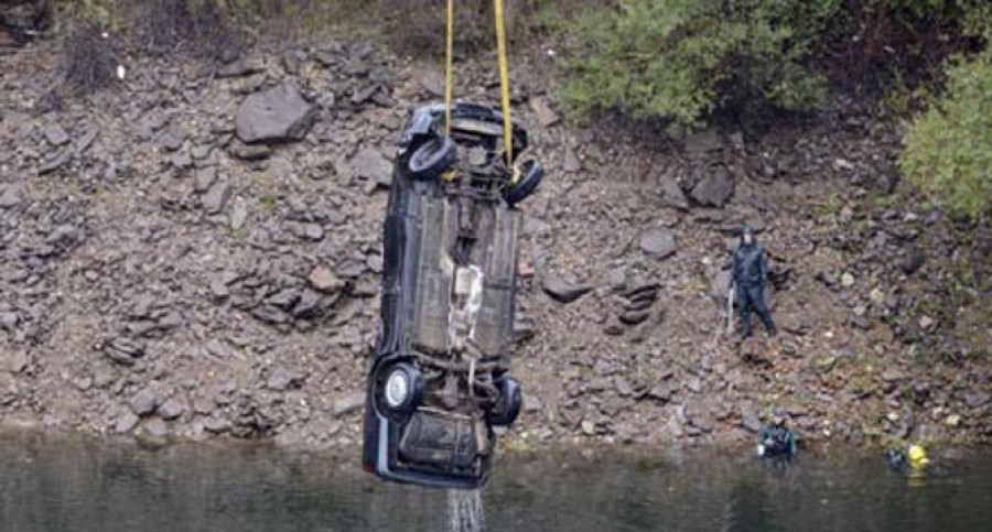 Fallece la conductora que se precipitó con su turismo a un embalse de Viana do Bolo