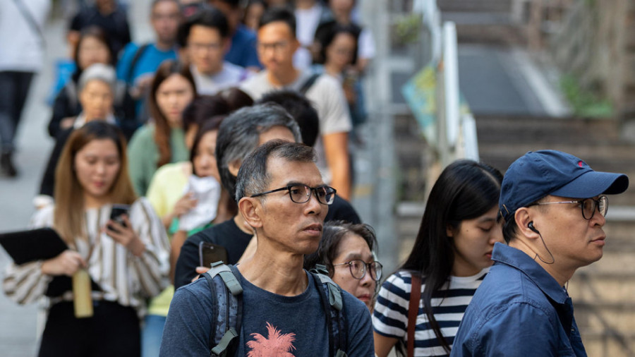El mayor número de  votantes de la historia de Hong Kong acude a  los comicios marcados por las protestas
